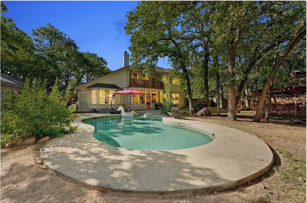 Pool, 1 Acre, Cave, 5 Bedroom Oasis in S. Austin