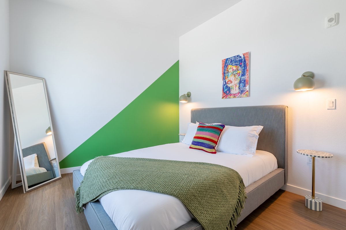 Modern Artsy Stay in Little Tokyo W/ Gated Parking