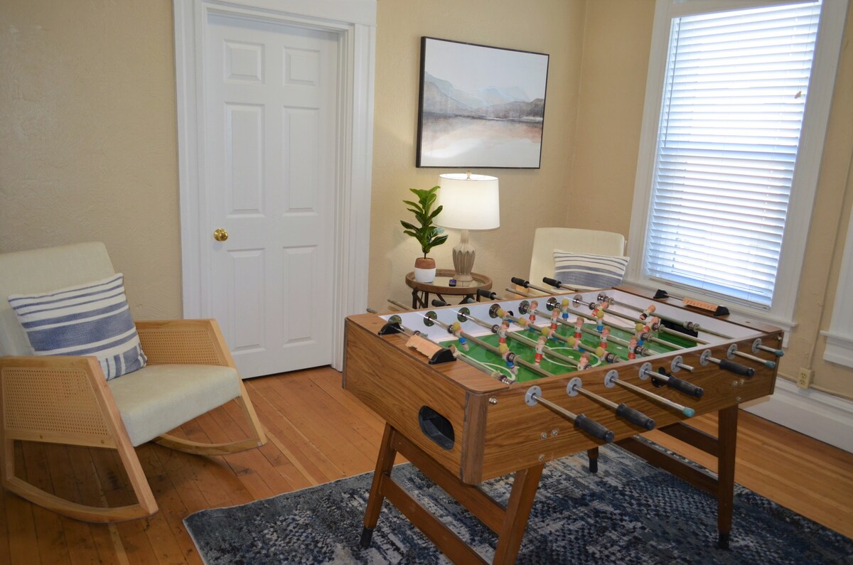 Downtown IF Apt. with Game Room