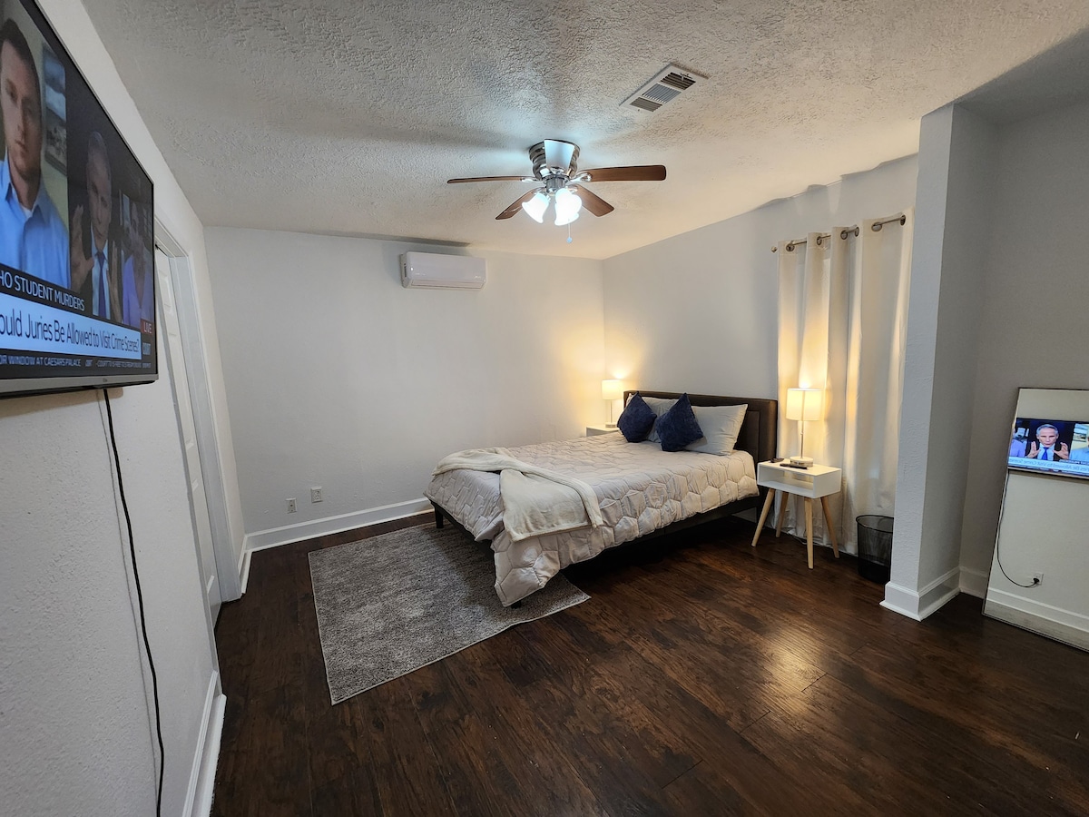 Cozy Apartment near UH & Downtown #2