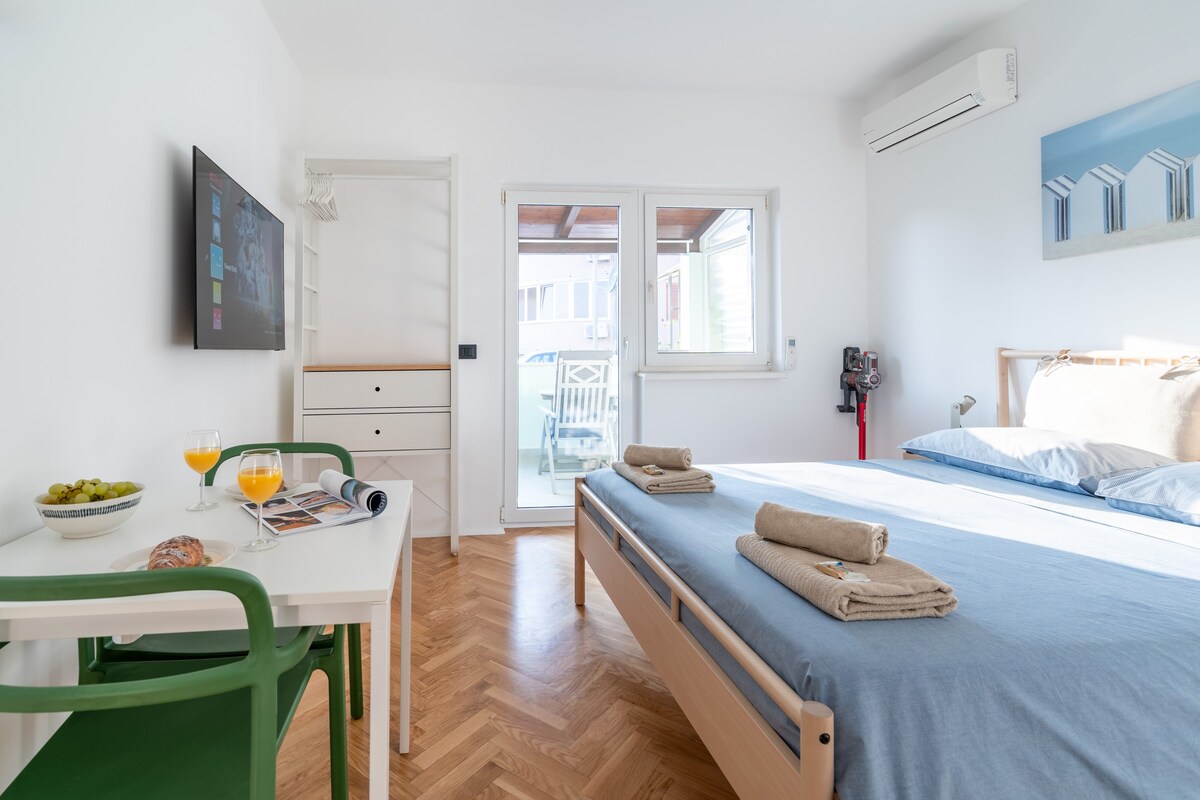 NEW! D31 Studio w/2 Bikes, Sunny Terrace & Parking