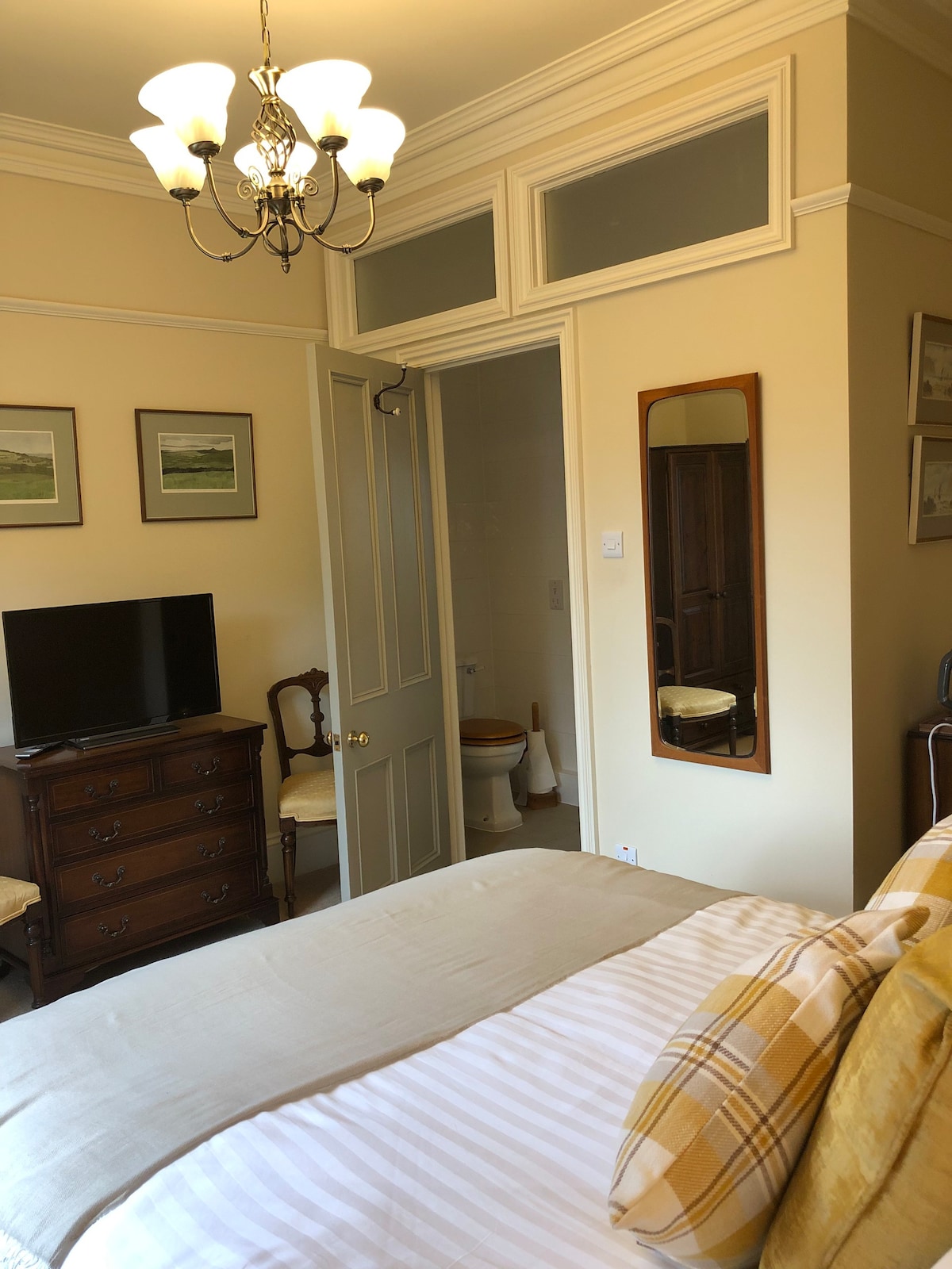 Solomons Temple, double room with en-suite shower