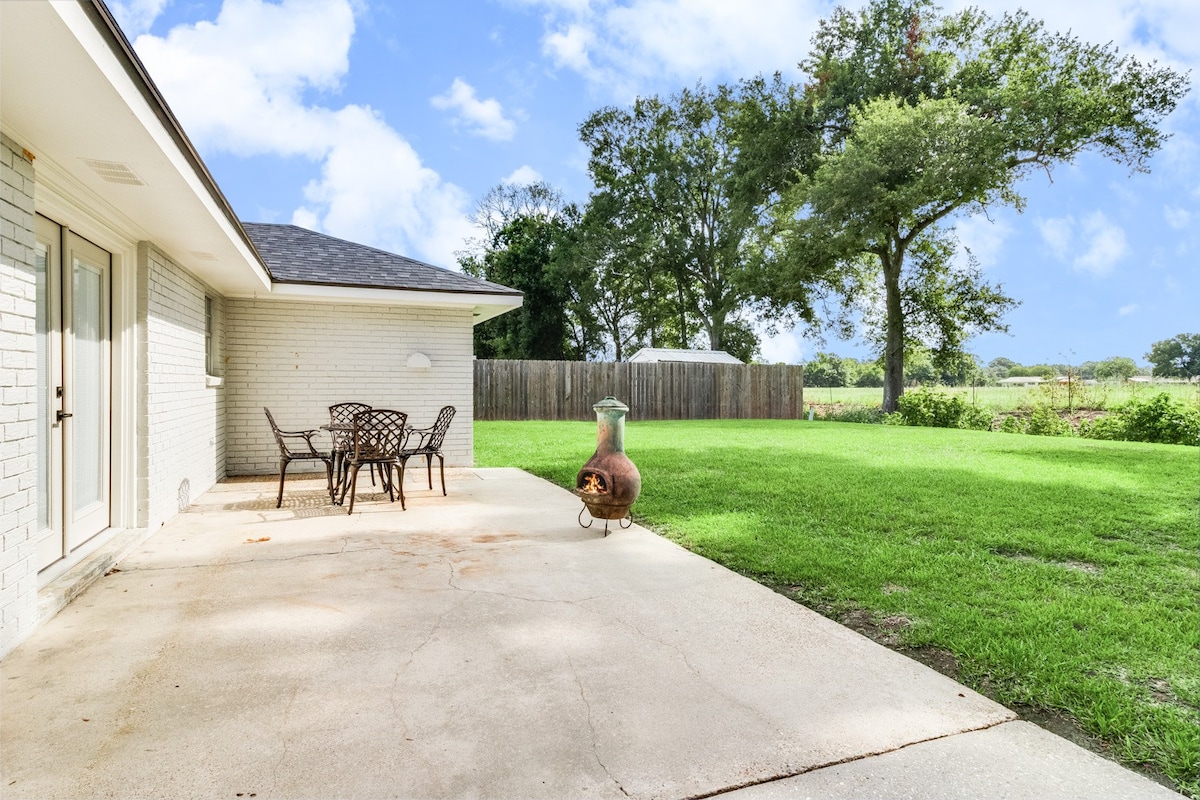 Fully renovated 3BR country escape in Crowley