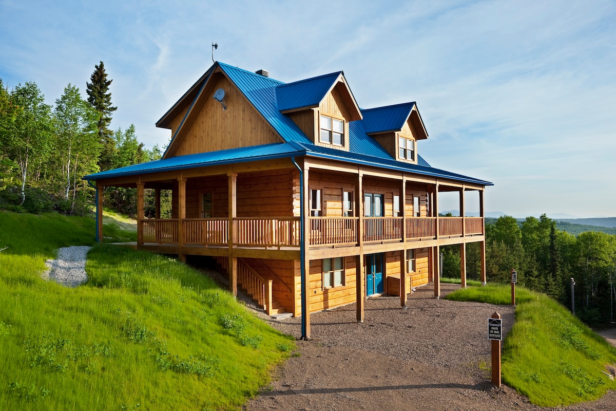 Charlevoix Log Home Paradise on top of the world!