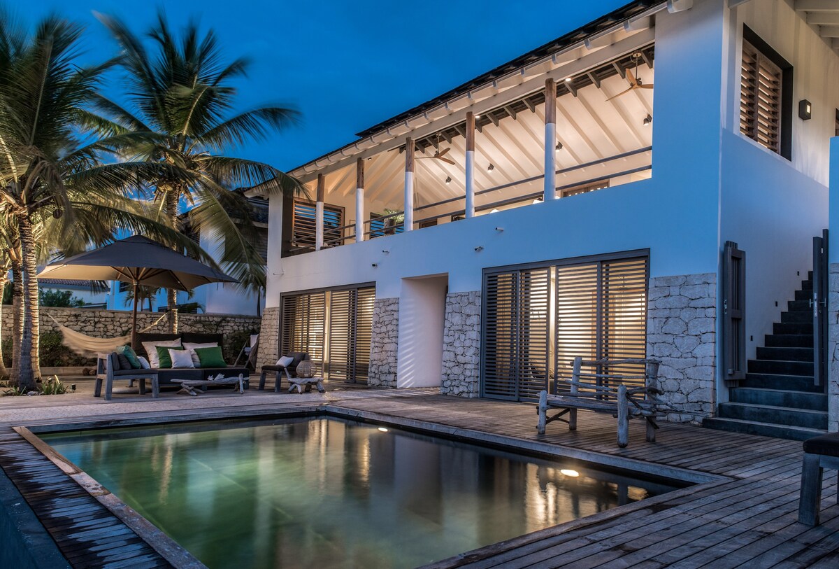 Luxe oceanfront villa met 4 kingsize bedden