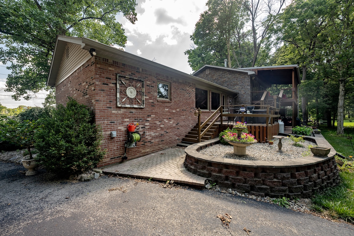 River Retreat, Secluded Oasis w Hot Tub