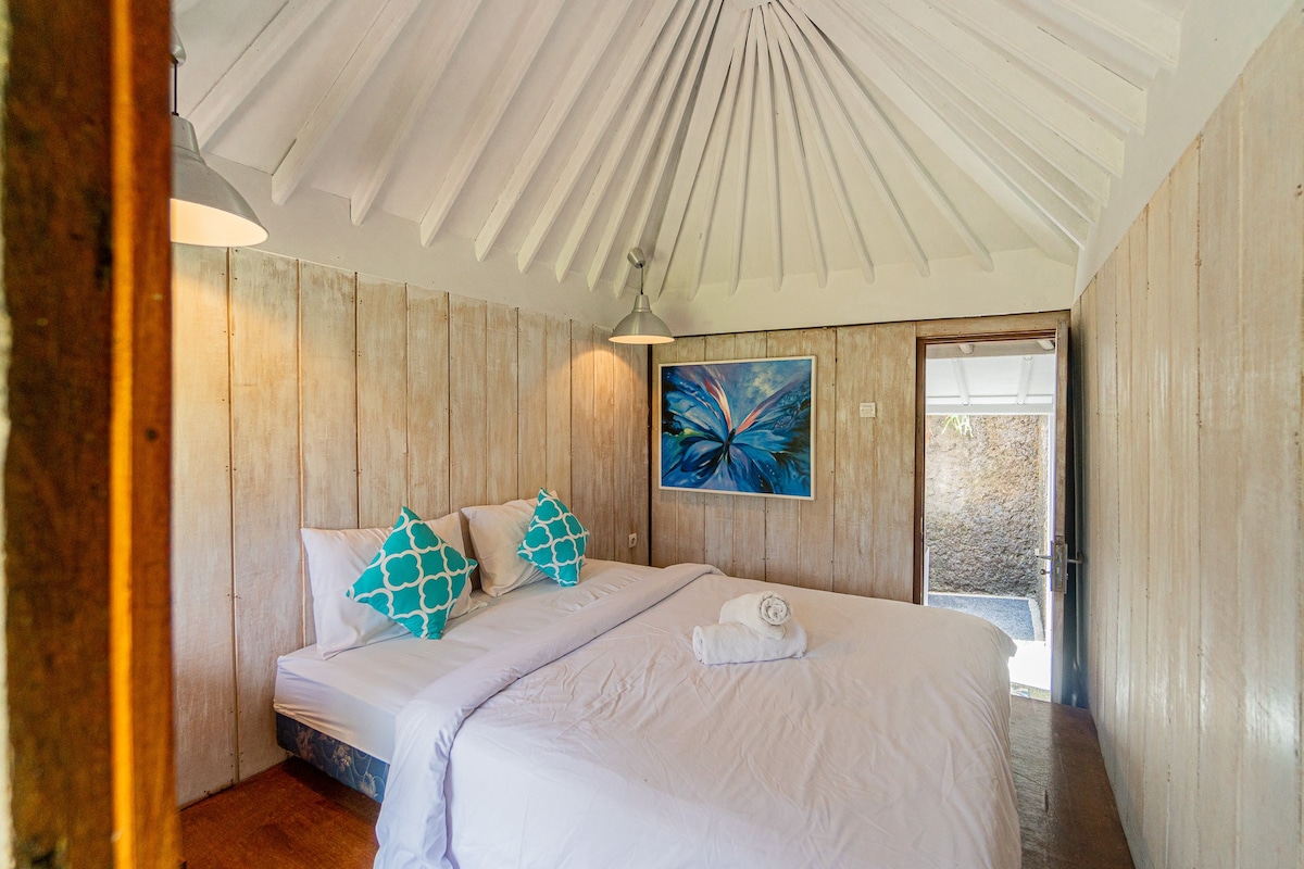 Bedugul's Rustic Wooden Cabin: A Cozy Retreat