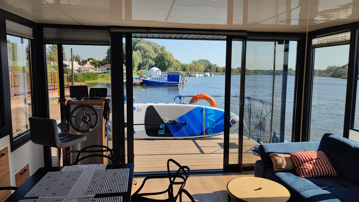 Uraz Water King 7 os pływający dom houseboat