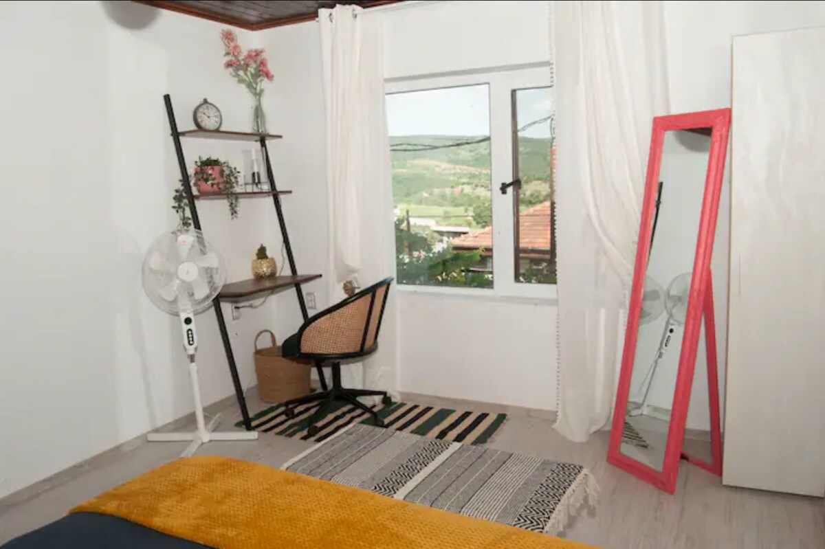 1 Bedroom apartment w/Tsaravets view in Old Town