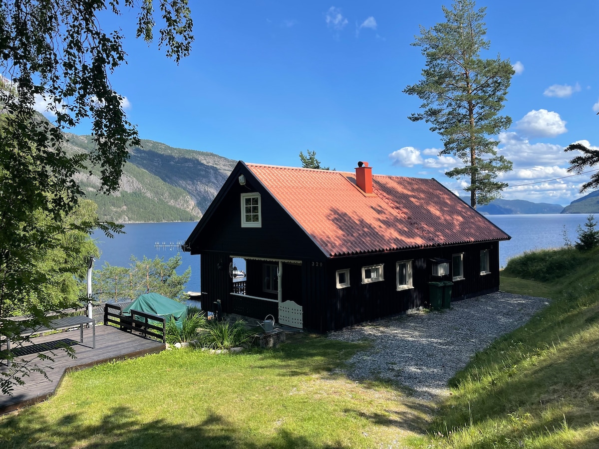 Hytte ved vannkanten Fyresdal i Telemark.