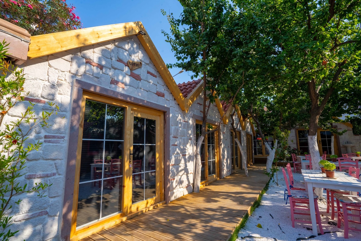 Bungalow with Garden in Ayvalik Bazaar