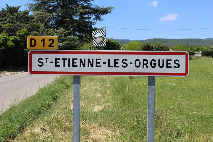 Saint-Étienne-les-Orgues的民宿