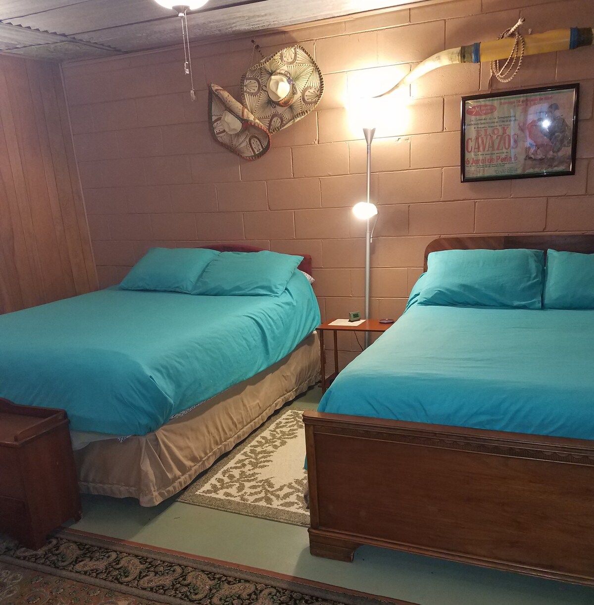 Mexicana room (2 beds- queen, full)