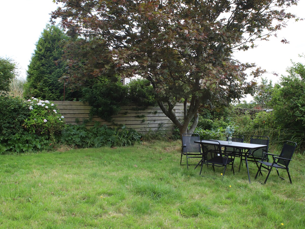 Pet friendly flat with spacious garden- Carmarthen