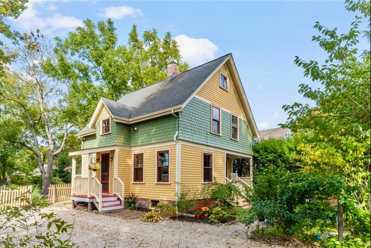 Quaint 1892 Victorian - Newly Renovated