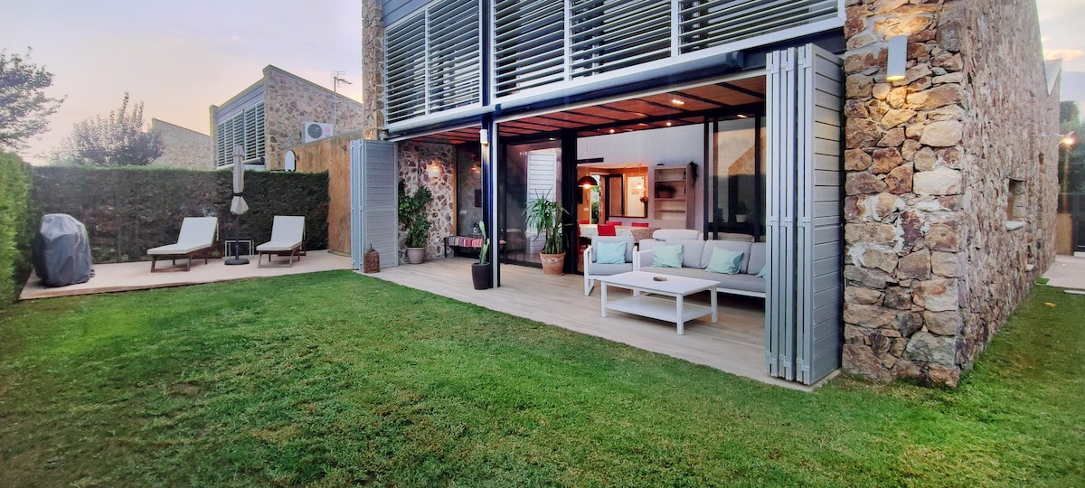 Casa con jardín y piscina comunitaria