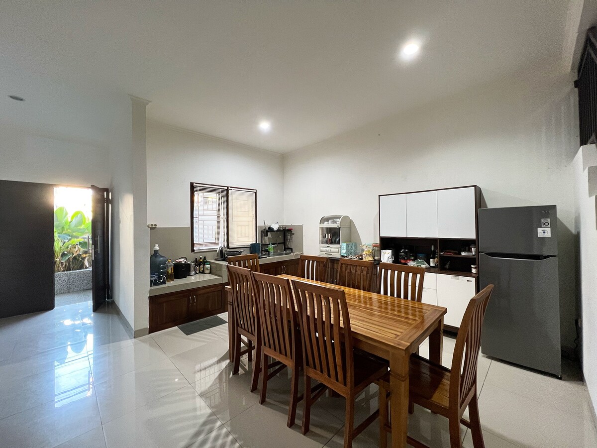 Cozy Room in an Airy Local House, Central Jimbaran