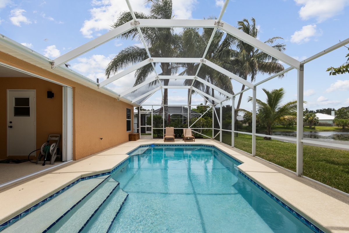 5 bedroom home, close to beach and downtown