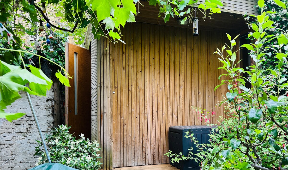 Unique wood cabin for 2 nestled in Islington, N1