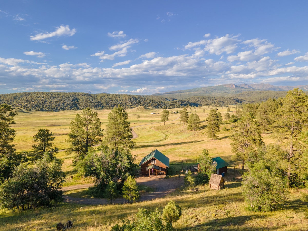 Perfect HOT TUB Cabin - VIEWS on 35 Private Acres!