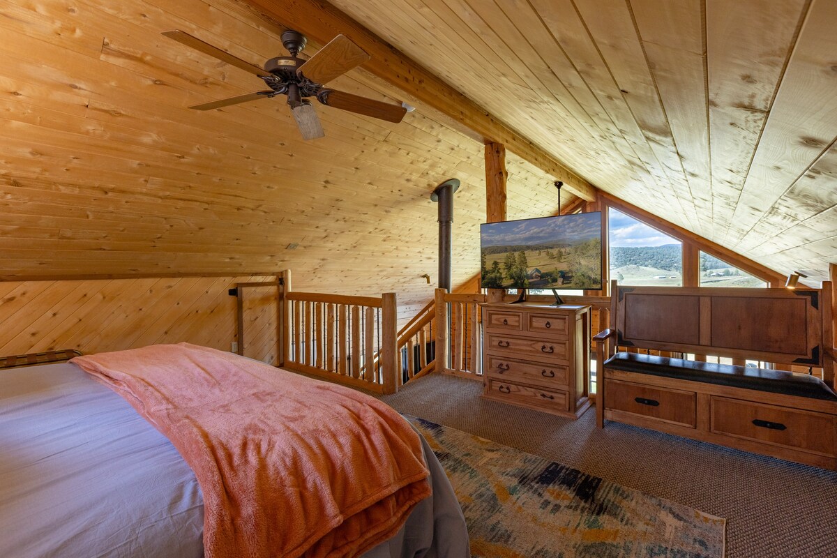 Perfect HOT TUB Cabin - VIEWS on 35 Private Acres!
