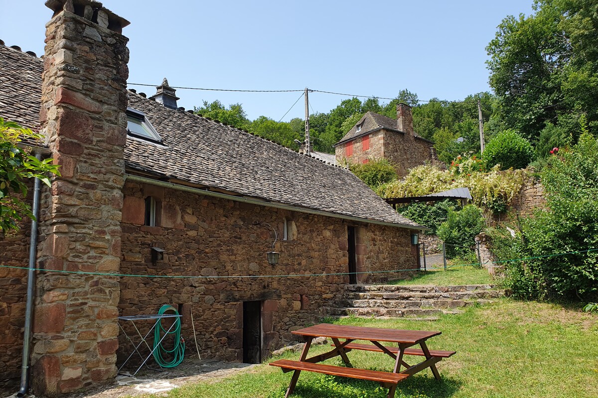 Scenic Barn Retreat: Explore and Relax in Aveyron