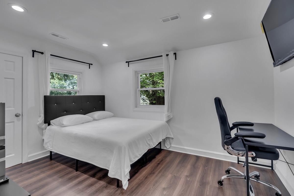 031 Cozy/Modern Bedroom with Shared Bath near DCA