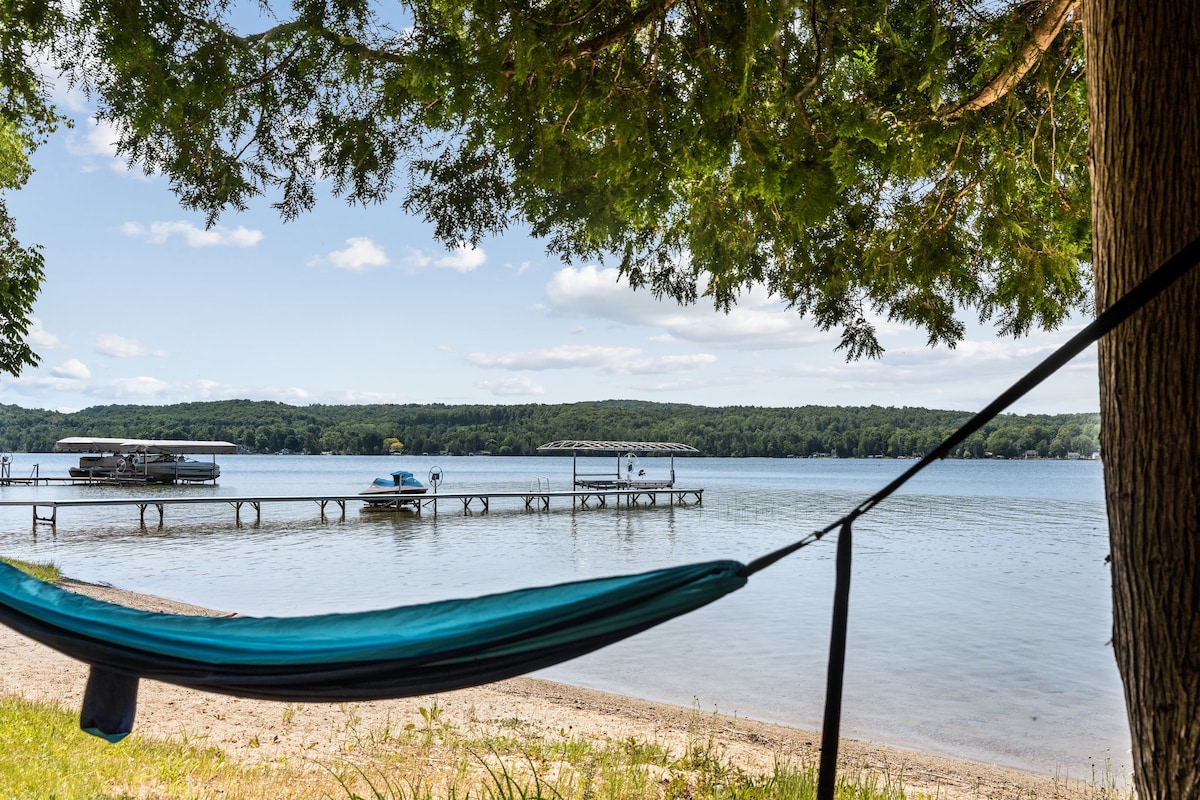 Lakefront vintage cabin, shallow entry with kayaks