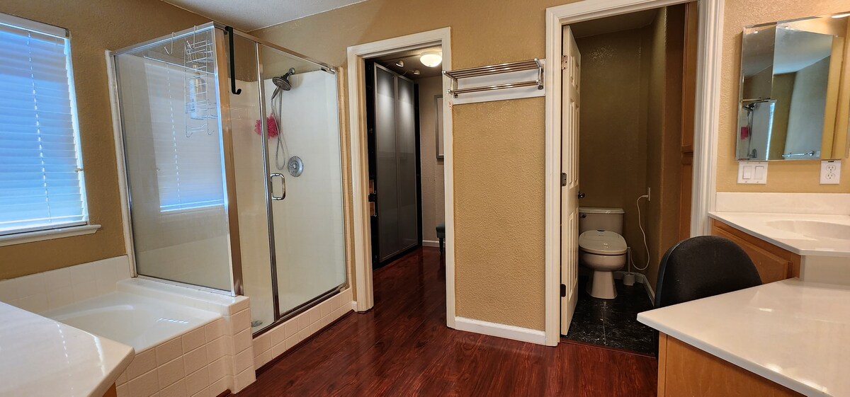 Master king bedroom private bathroom walkin closet