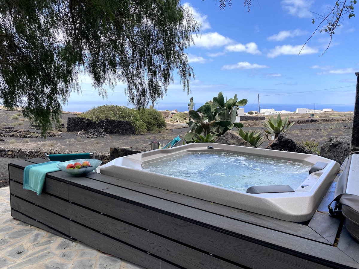 Cosy finca, sea views, jacuzzi