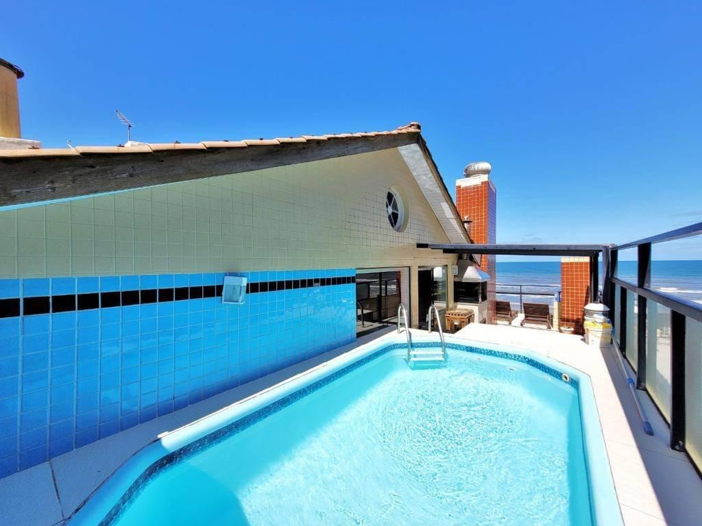 Espaçosa cobertura com vista para o mar e piscina