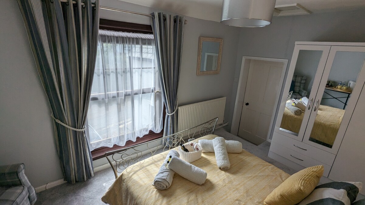 Room in bright & cosy cottage with free parking.