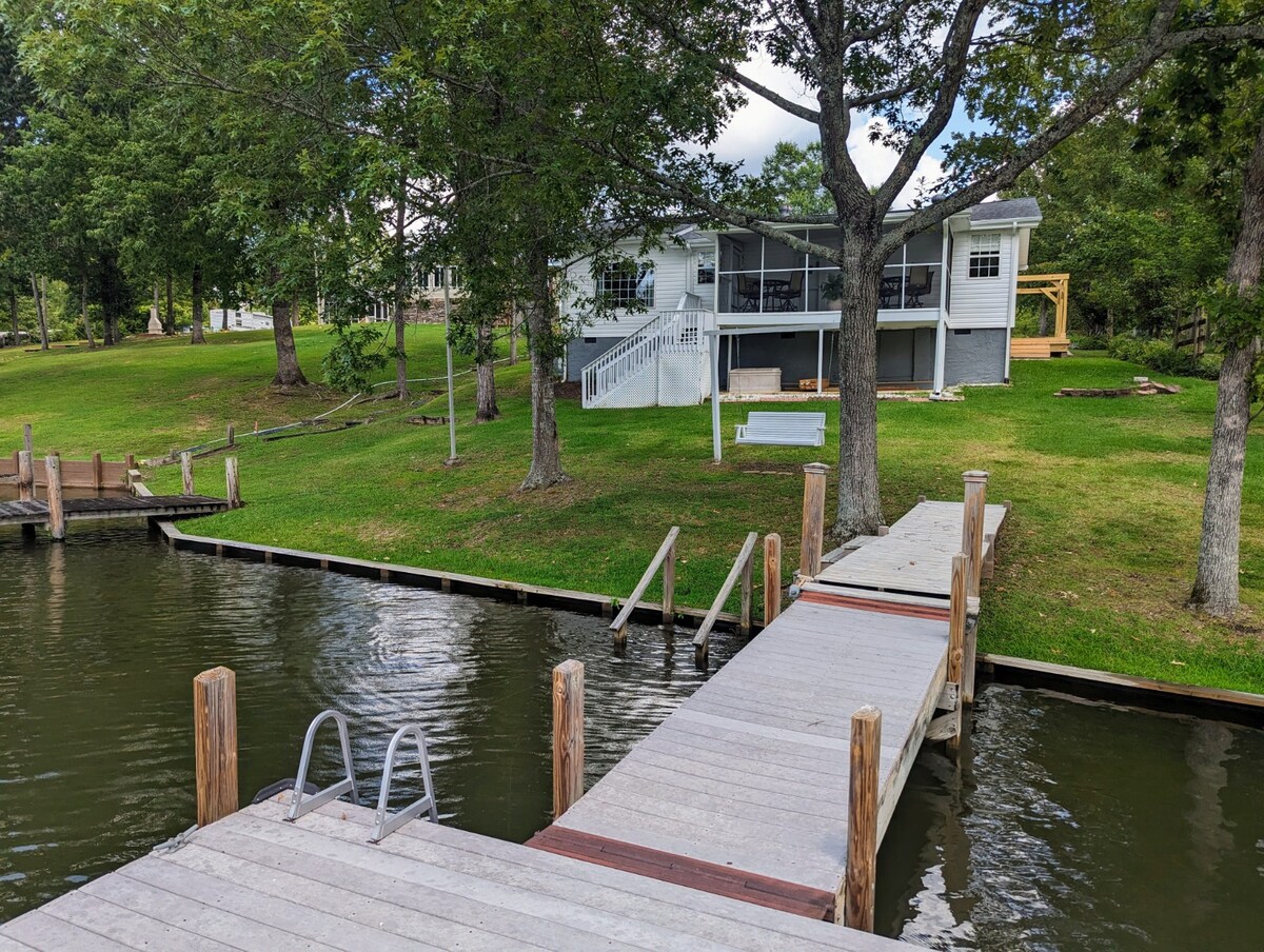 Lindsey's Lakeside Hideaway with hot tub & firepit