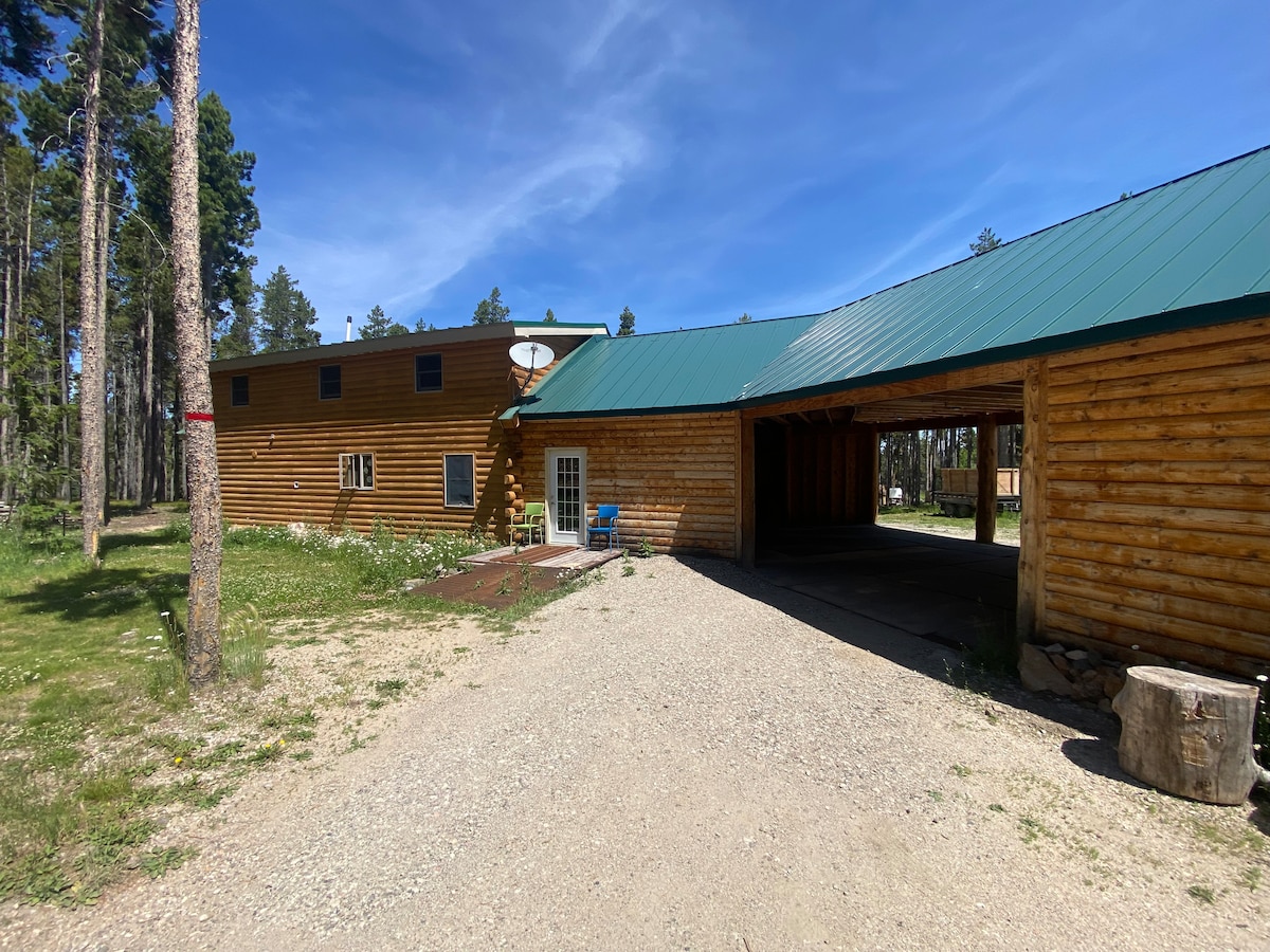 Casper Mtn Log Cabin占地6英亩