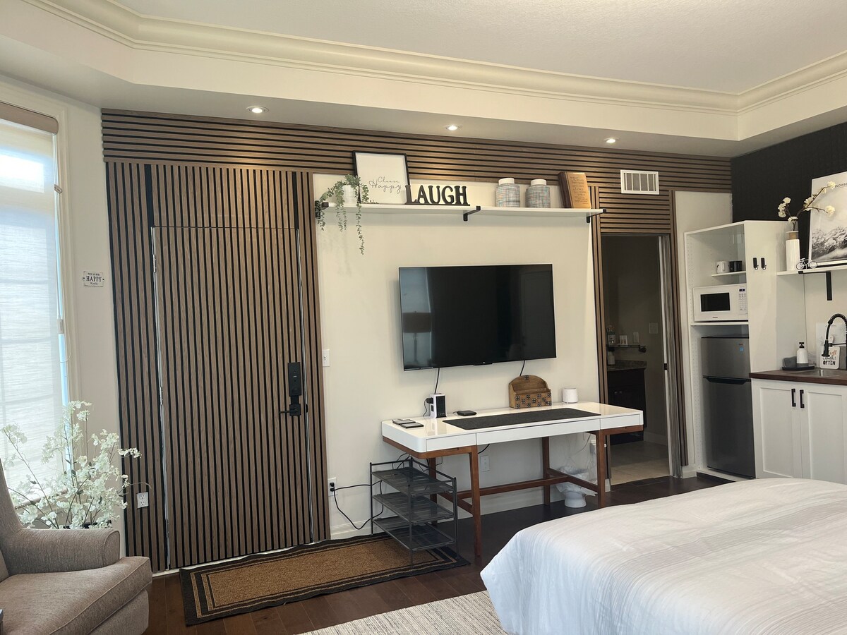 Bachelor suite with private entrance