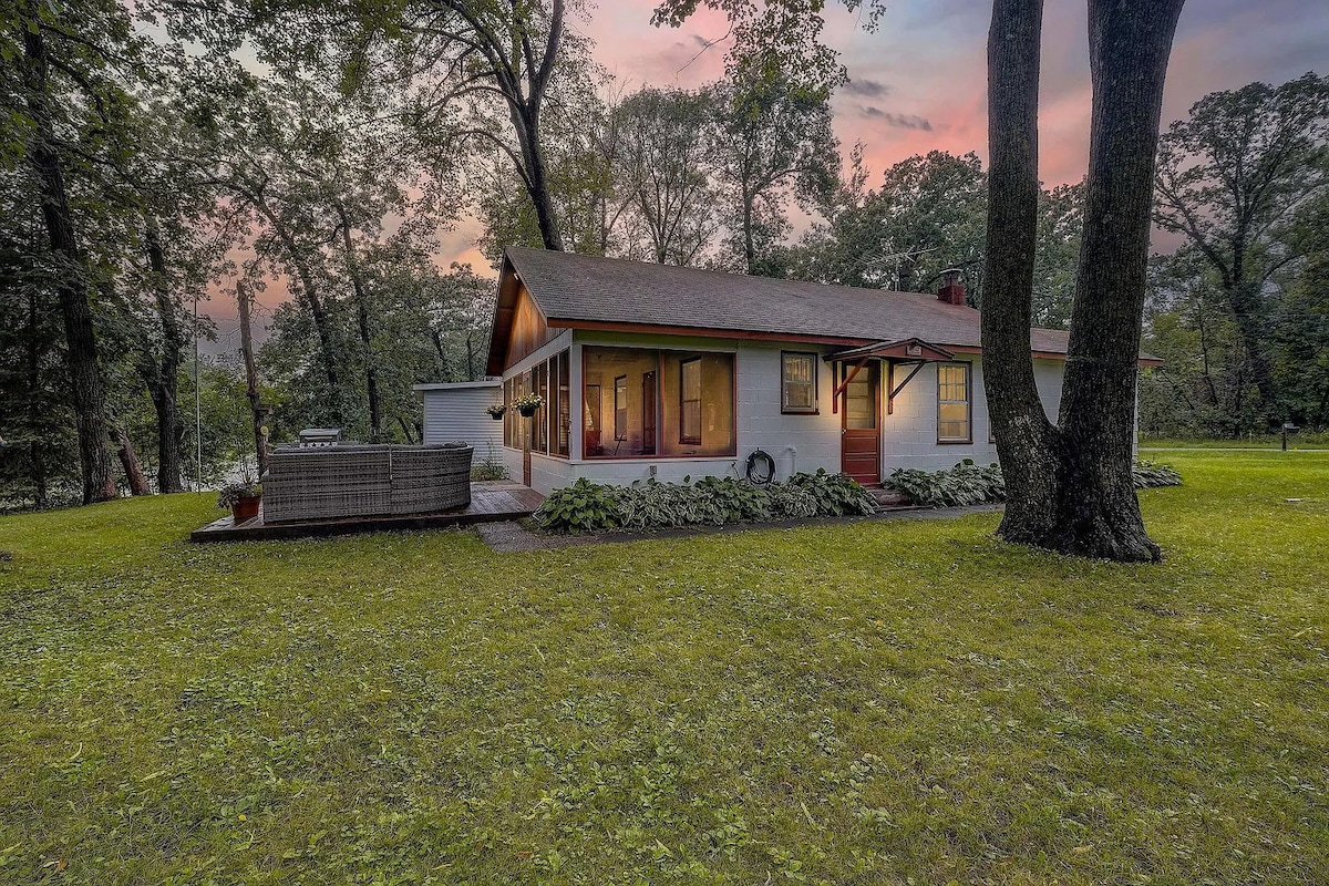 Bricks on the Bank-Intimate cabin w/ river access