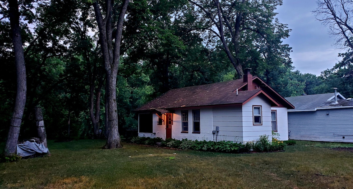 Bricks on the Bank-Intimate cabin w/ river access