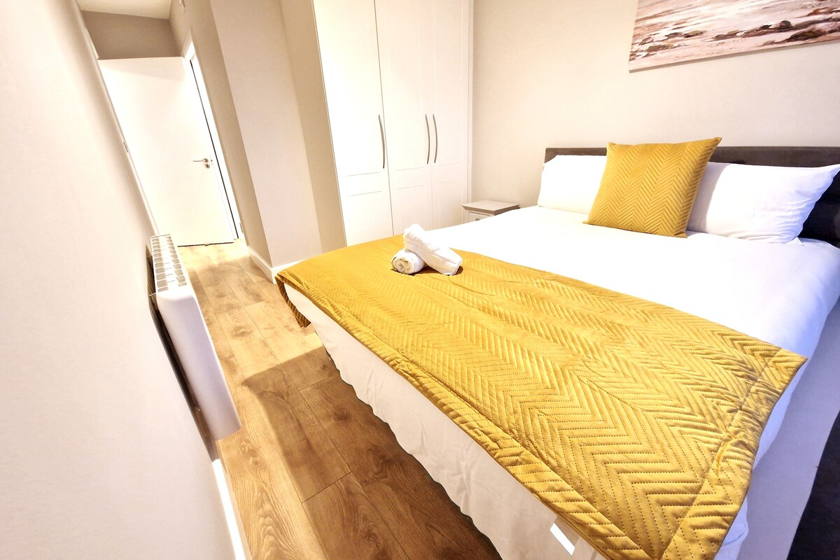 Salthill Seaside Apartment, Two bedroom, Sleeps 4
