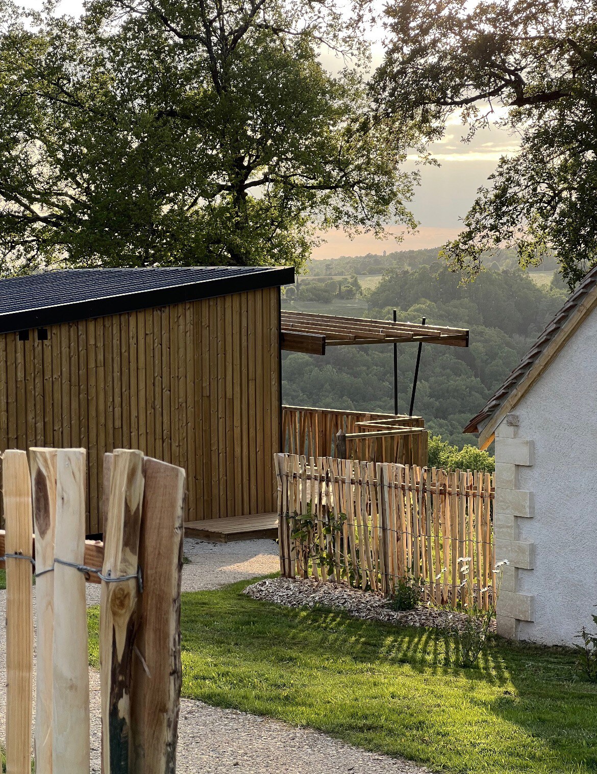 Lodge sur piloti avec vue en Périgord