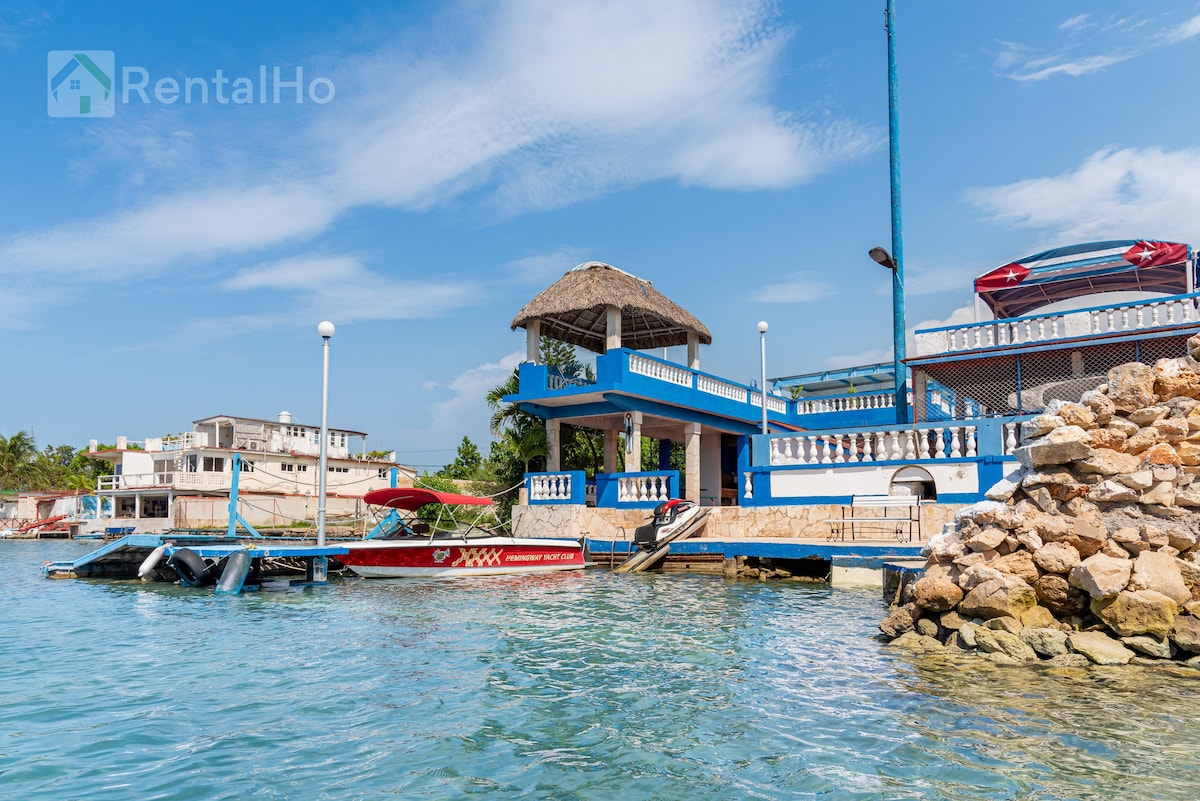 The sea at your feet at the Marina Hemingway/ Wifi