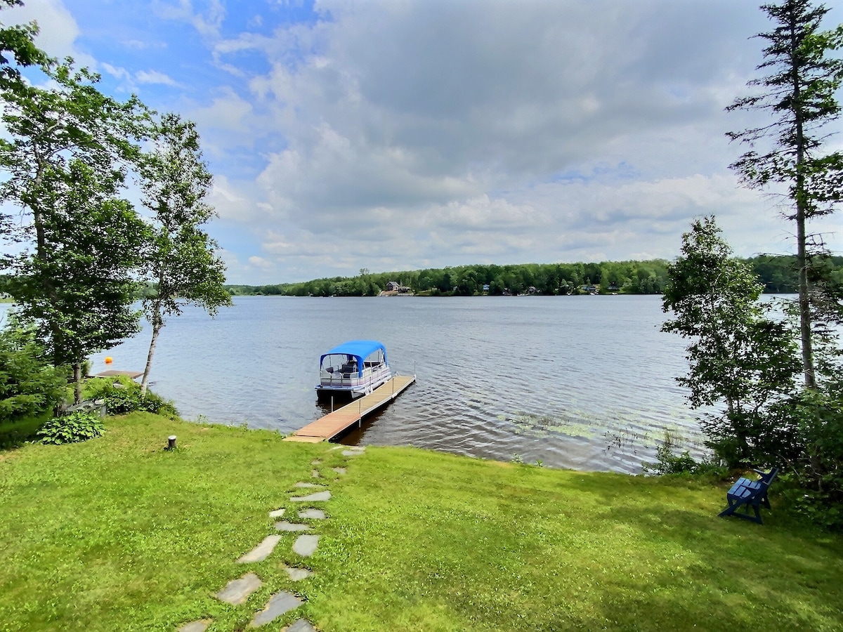 Lakeside Retreat: Modern Tiny Home on Shortts Lake