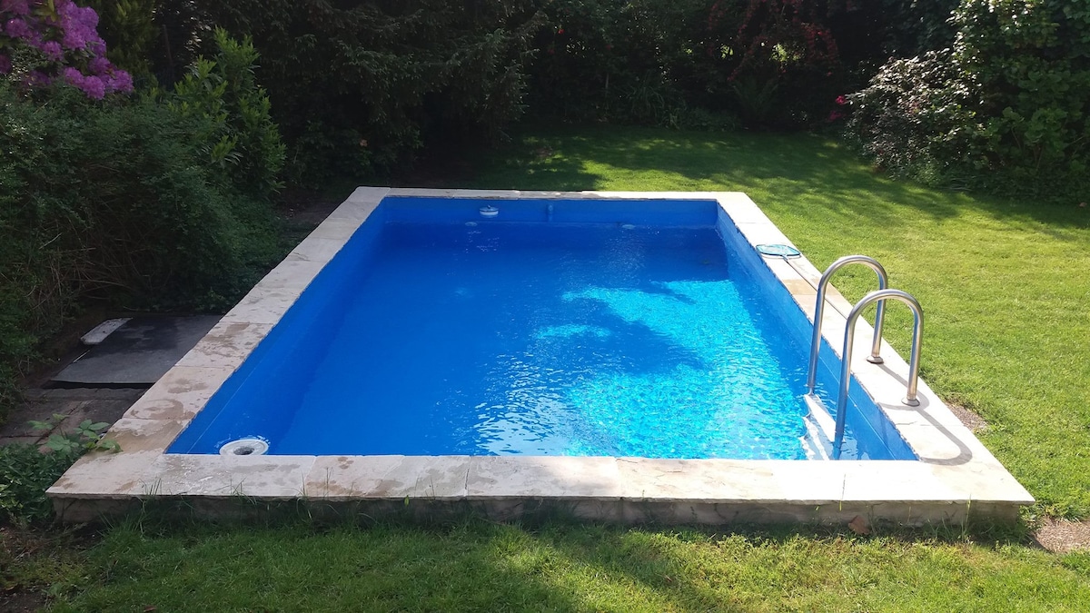 Stadtoase mit Pool im Garten