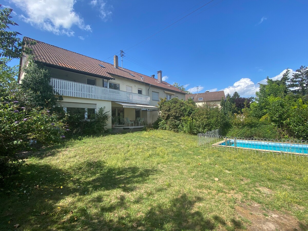 Stadtoase mit Pool im Garten