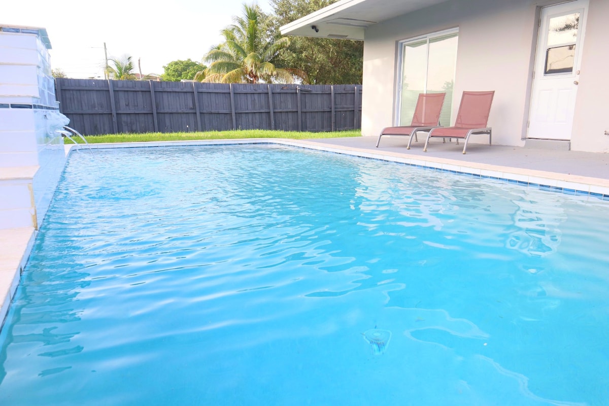 *Royal Palm* Key West Inspired Room w/ Pool