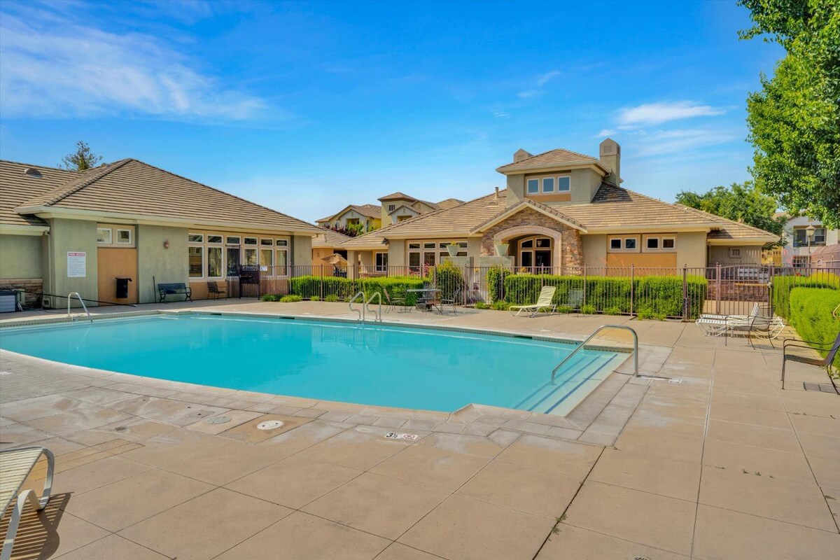 Cozy & remodeled oasis *Pool/Spa/Gym/Garage*