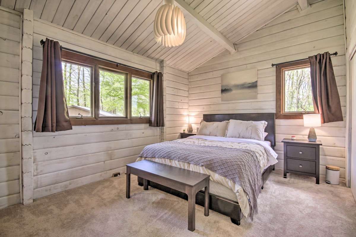 Large Cabin w/ RiverView&Hot Tub