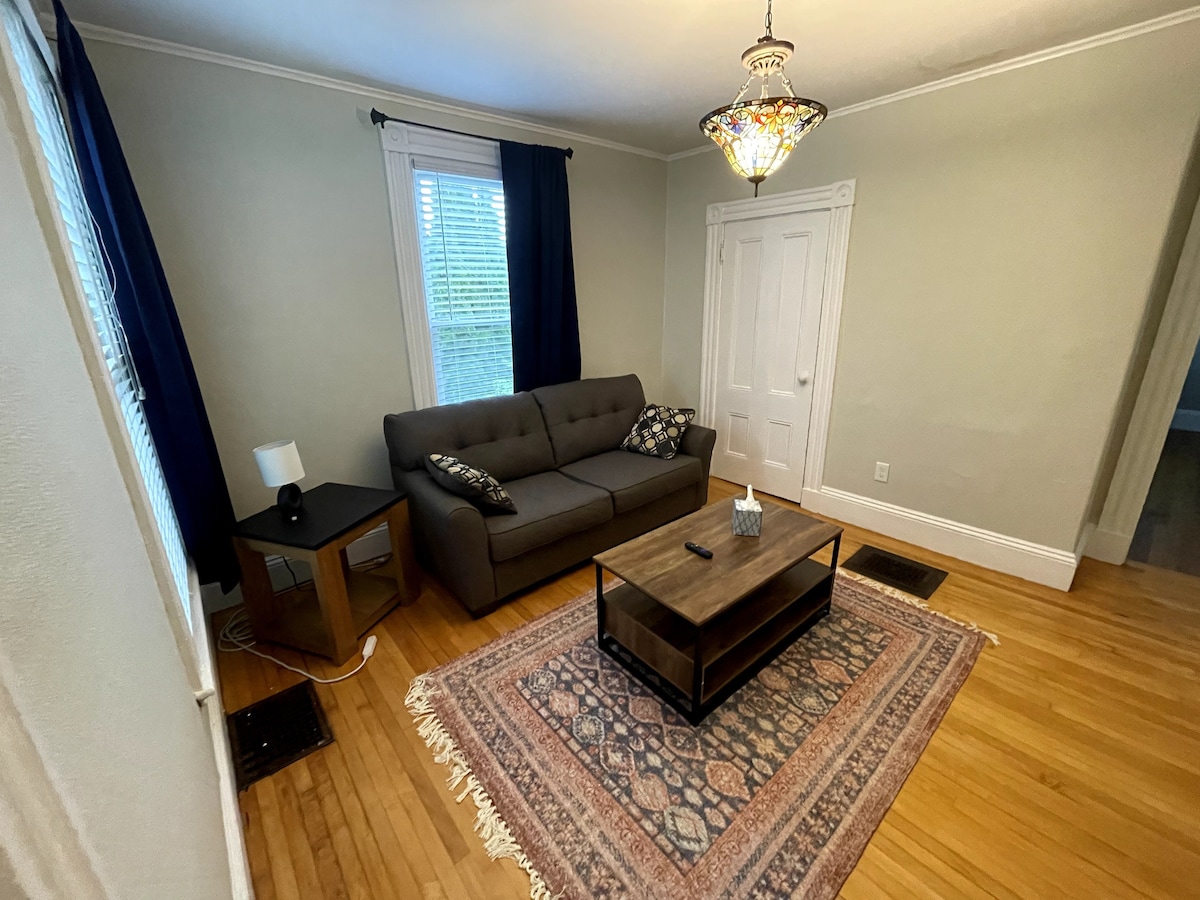 Charming 2 Bed 1 Bath |Fast WiFi|Centrally Located