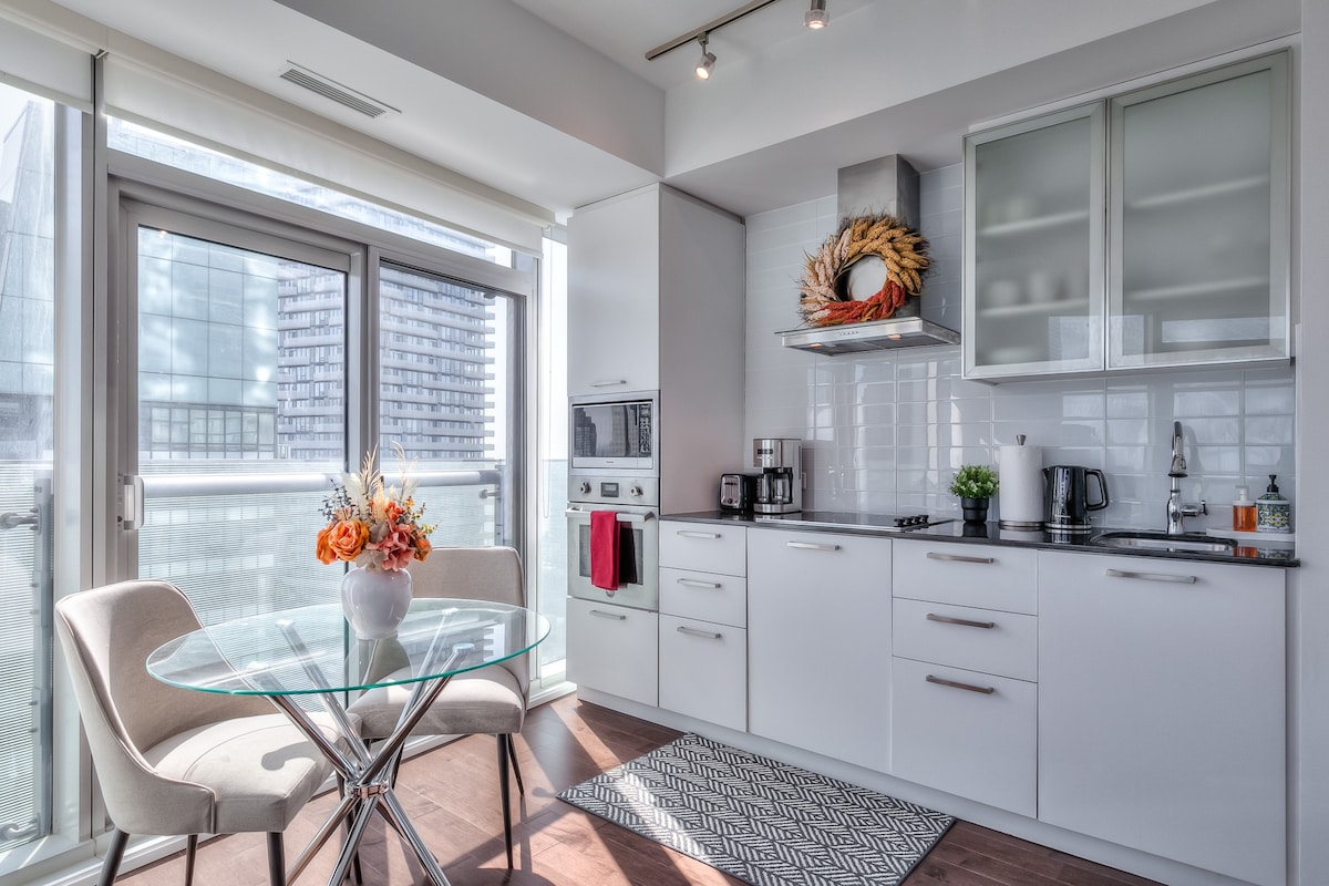 Cozy and Lovely 1 bedroom condo next to CN Tower