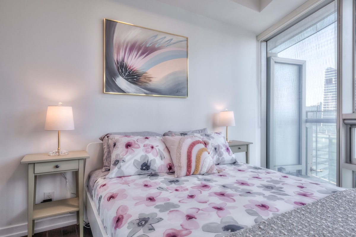 Cozy and Lovely 1 bedroom condo next to CN Tower