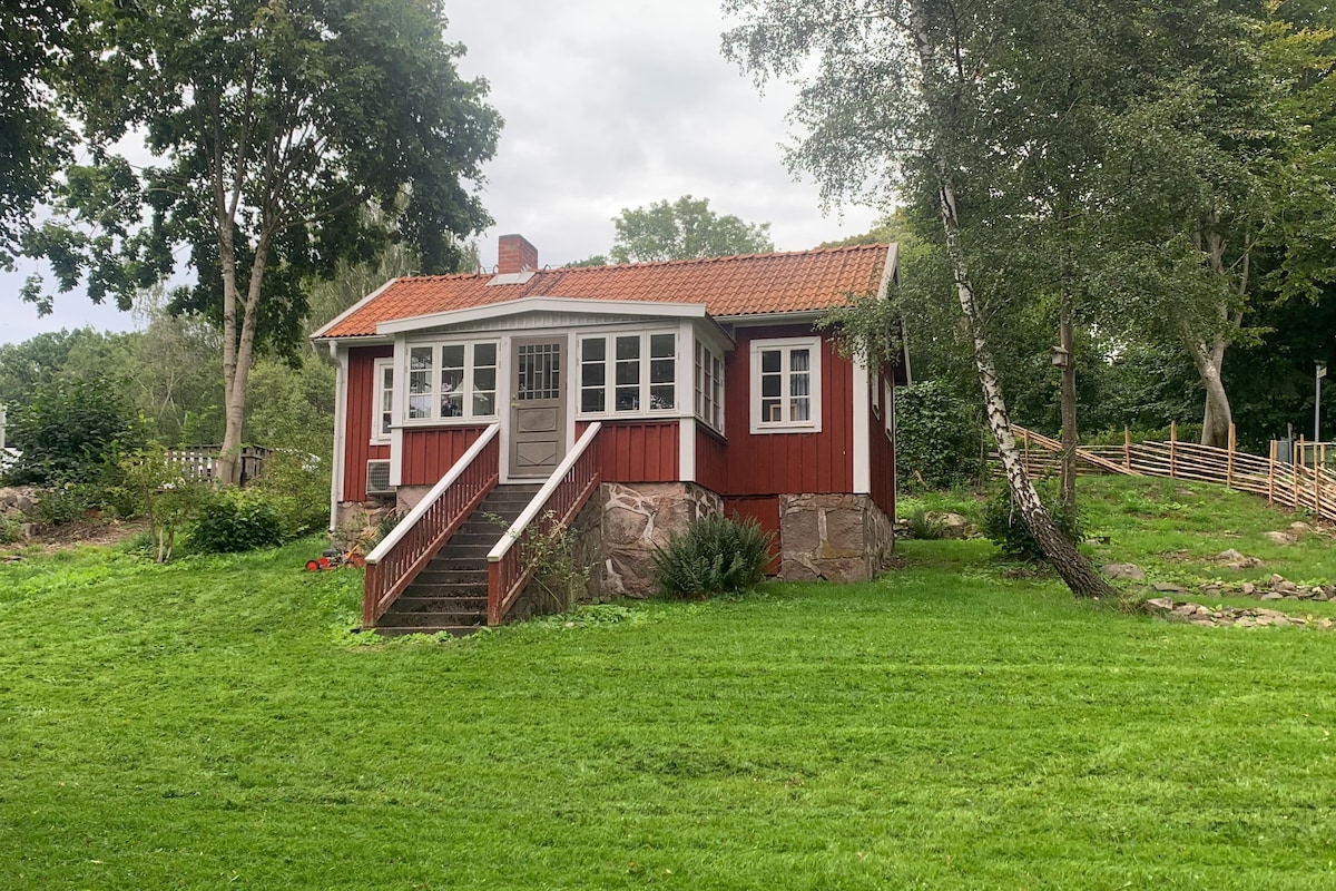 靠近湖泊和森林的传统瑞典小屋